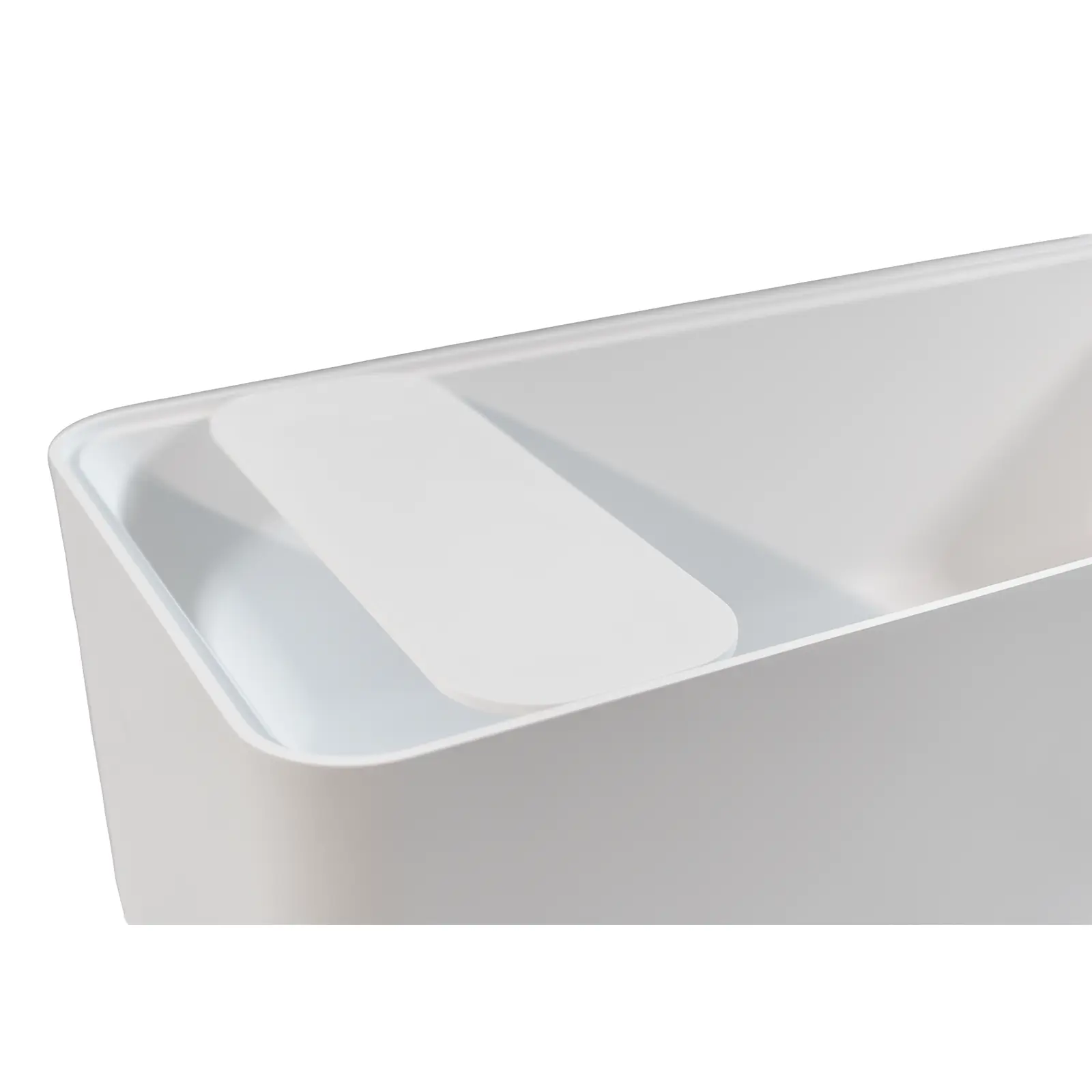 Eine weiße, rechteckige Badewanne wird gezeigt, mit einer glatten, schlichten Oberfläche und einem praktischen Ablageelement an der Seite. Der Hintergrund ist neutral und hebt das Produkt hervor.