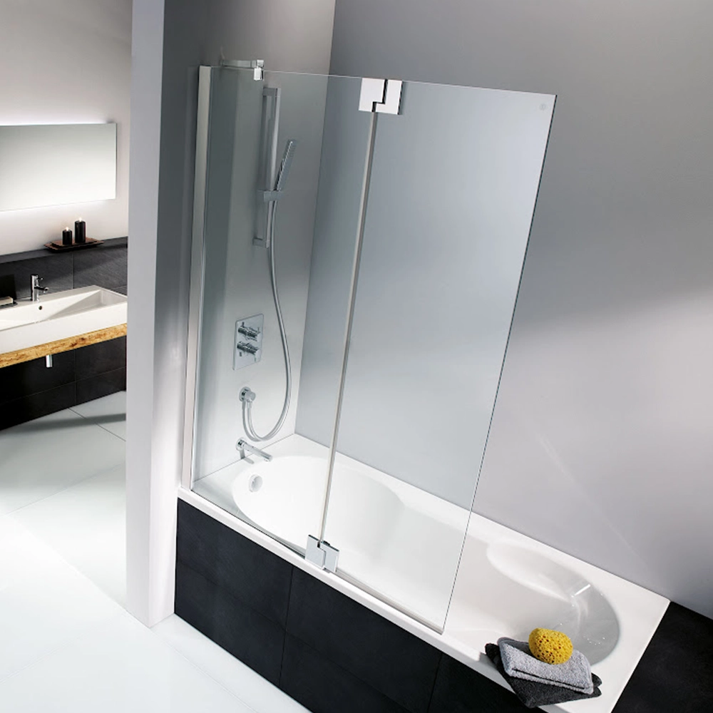 Eine Duschabtrennung aus klarem Glas trennt eine Badewanne von einem modernen Badezimmer. Die Armaturen sind glänzend verchromt, und ein gelber Schwamm liegt auf einem grauen Handtuch. Im Hintergrund ist ein Waschbecken sichtbar.
