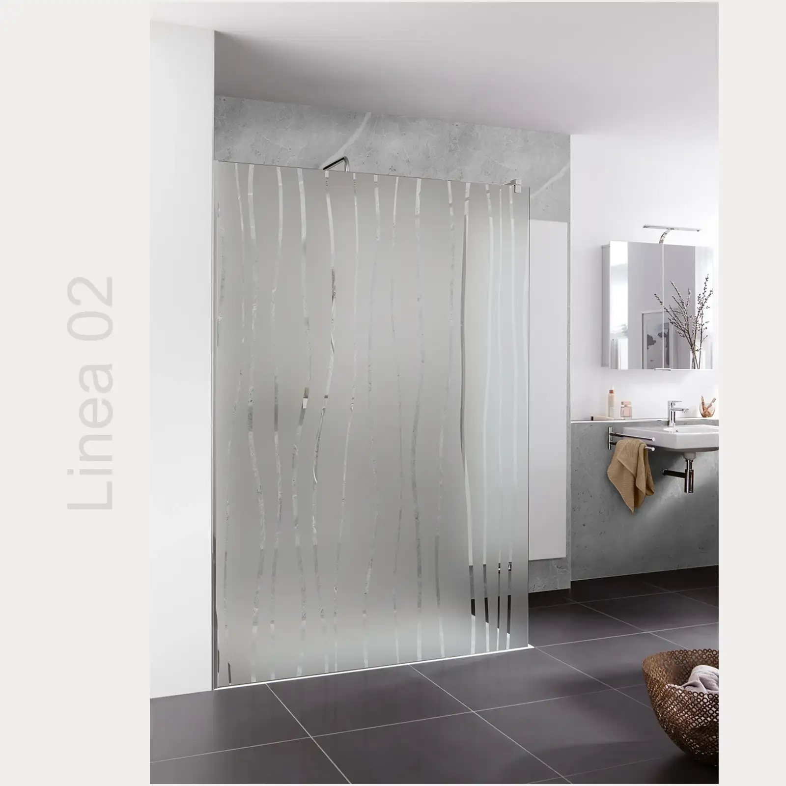Transparente Duschabtrennung mit strukturiertem Glas und wellenförmigem Design, präsentiert in einem modernen Badezimmer mit grauen Fliesen und einem weißen Waschbecken. Text: -Linea 02-.