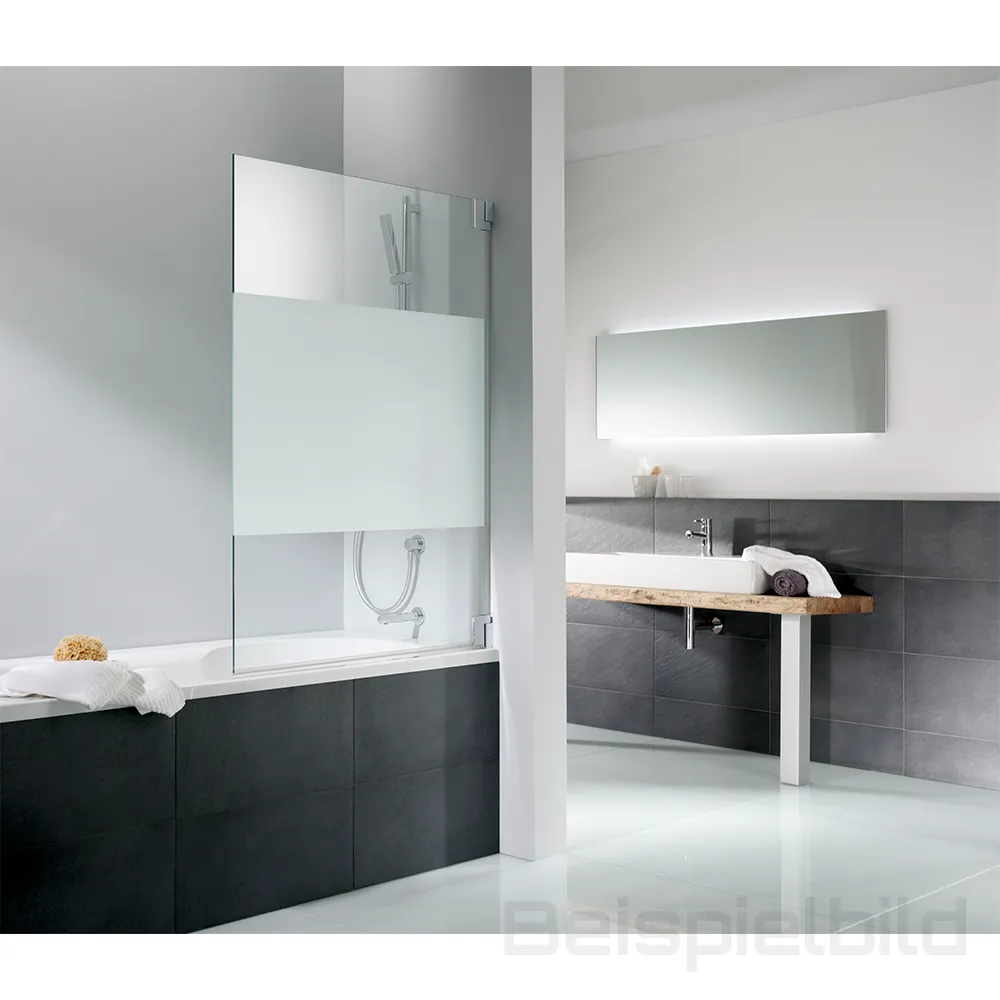 Eine moderne Badewanne ist mit einer transparenten Duschabtrennung ausgestattet. Der Raum hat eine schlichte, elegante Ausstattung mit grauen Fliesen und einem großen Spiegel über dem Waschbecken. Ein Holzregal mit Handtüchern ergänzt das Design.