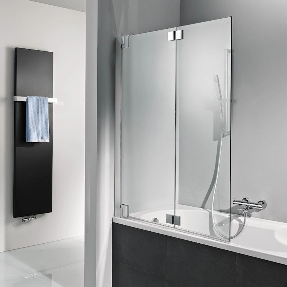 Eine transparente Duschabtrennung aus Glas mit grauen Wandflächen und einem schwarzen Handtuchhalter. Im Hintergrund ist eine Badewanne mit einem Wasserhahn sichtbar.