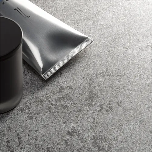 HSK RenoDeco Seidenmatt-Oberfläche HSK RenoDeco Wandverkleidung Designplatte Seidenmatt Oberfläche Nahaufnahme mit Tube und Behälter