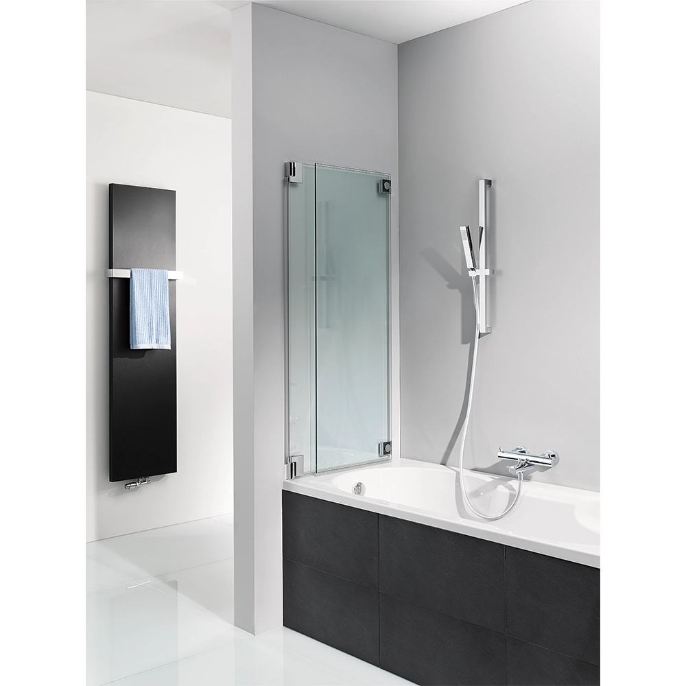 Ein modernes Badezimmer mit einer weißen Badewanne und einer Dusche mit gläserner Trennwand. An der Wand befindet sich ein schwarzer Handtuchhalter mit einem blauen Handtuch. Das Ambiente ist minimalistisch und elegant, mit hellen und dunklen Kontrasten.