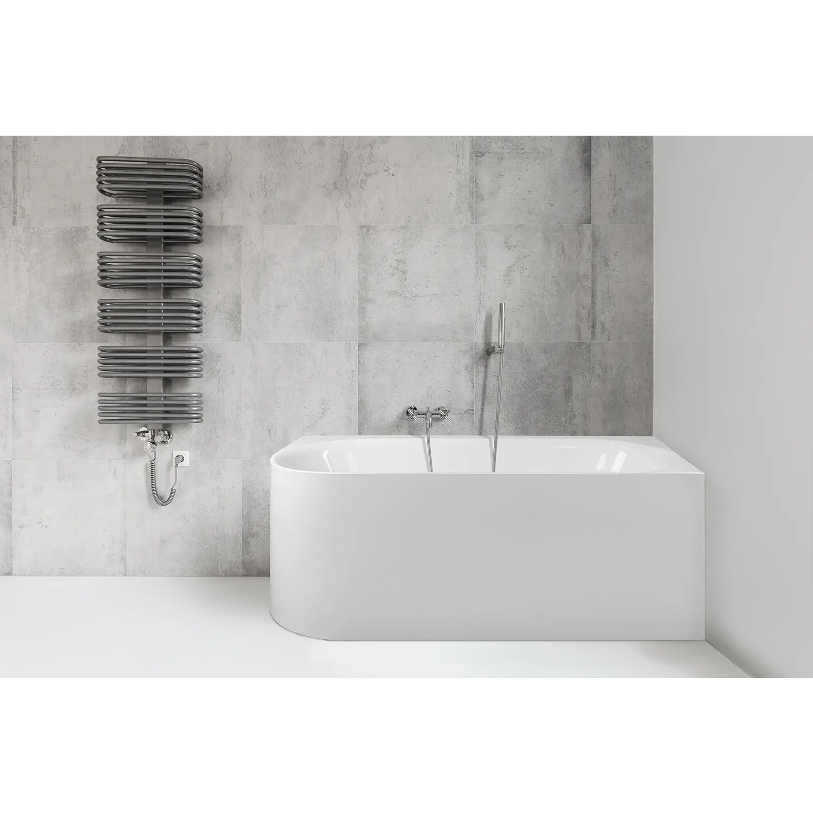 Eine moderne, weiße Badewanne mit abgerundeten Ecken steht neben einem vertikalen, grauen Handtuchwärmer an einer betonähnlichen Wand. Die Badewanne hat zwei Wasserhähne und eine Handbrause.