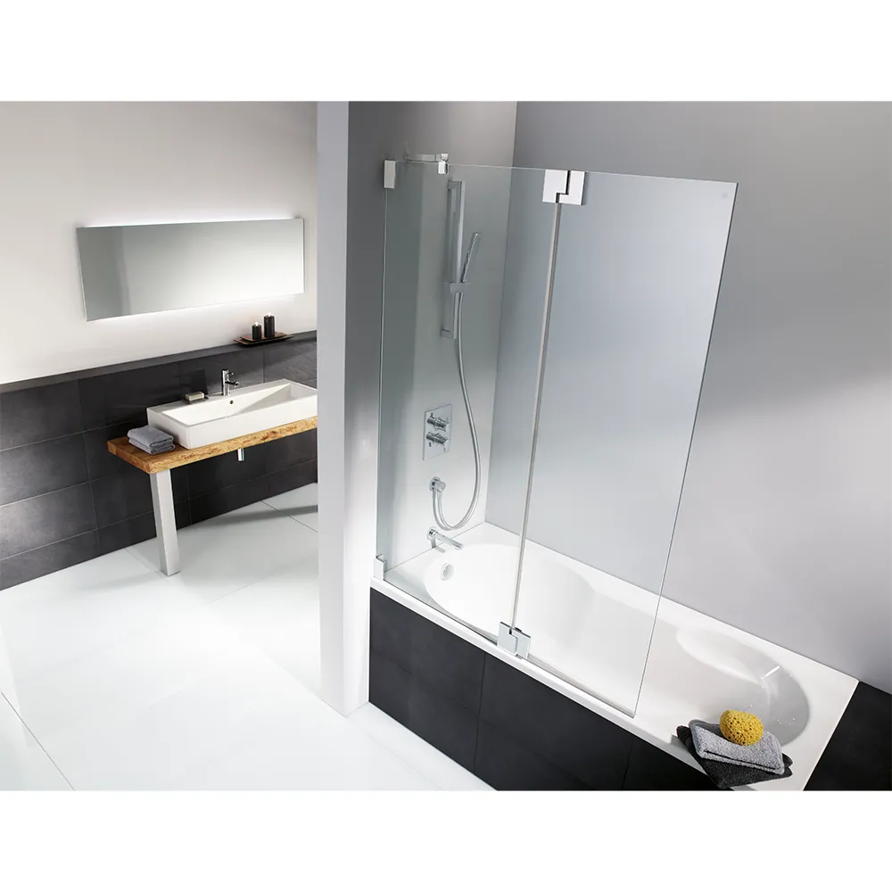 Ein Badezimmer mit einer weißen Badewanne und einer Glasduschabtrennung. Der Waschtisch ist aus Holz mit einem weißen Waschbecken, daneben ein Spiegel. Die Wand ist in dunklem Fliesen gehalten.