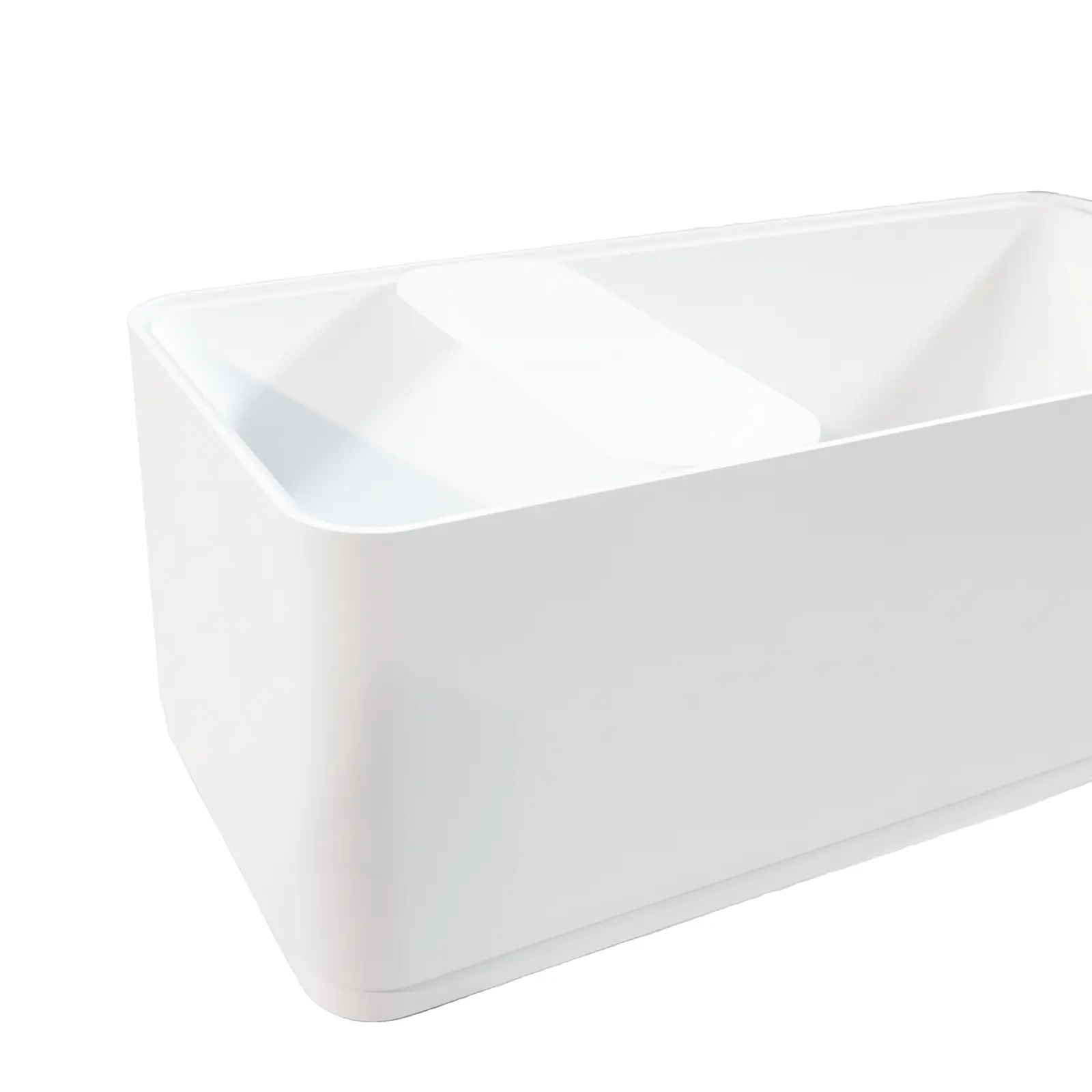 Freistehende Badewanne in reinem Weiß, mit moderner, klarer Form und abgerundeten Kanten. Sie hat eine geteilte Innenfläche. Der Hintergrund ist neutral und hebt das Produkt hervor.