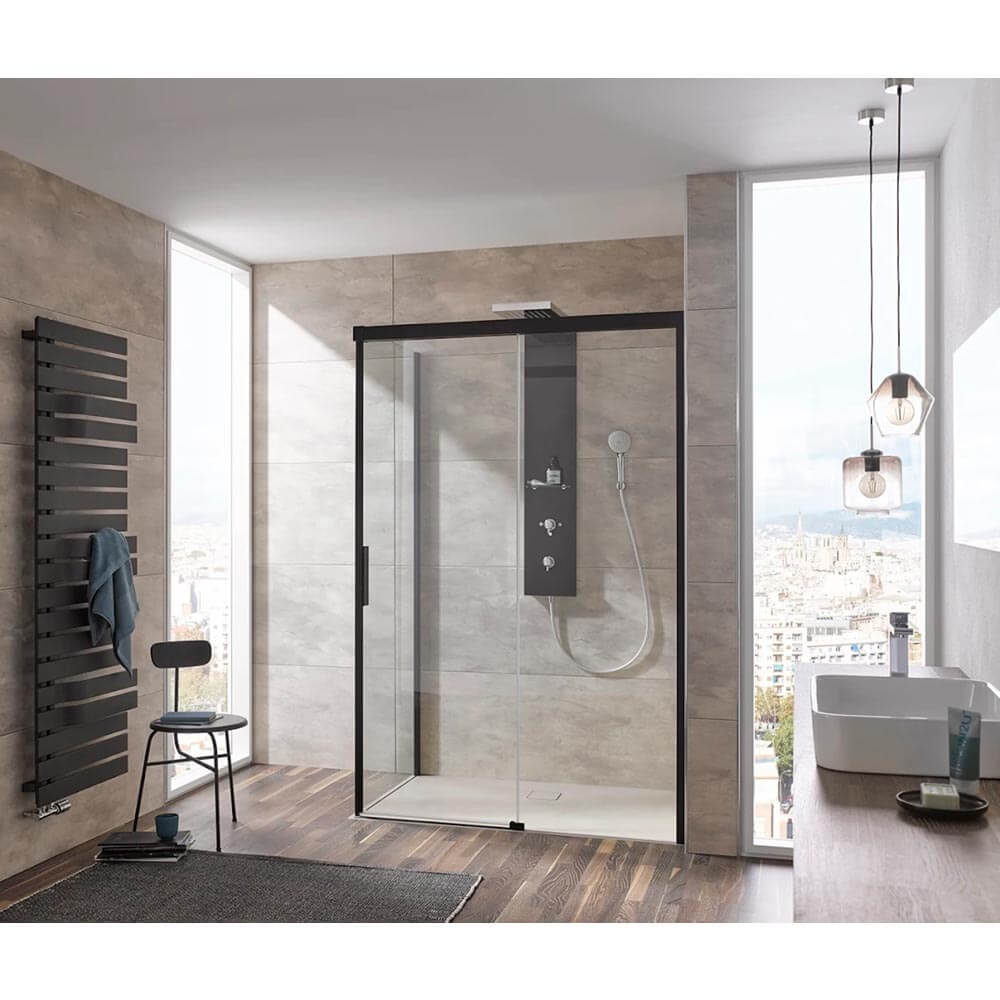 Eine moderne Dusche mit Glas-Elementen steht im Fokus, umgeben von einer hellen, gefliesten Wand und einem Holzfußboden. Links ist ein schwarzer Handtuchheizkörper, rechts ein Waschbecken mit minimalistischer Armatur.