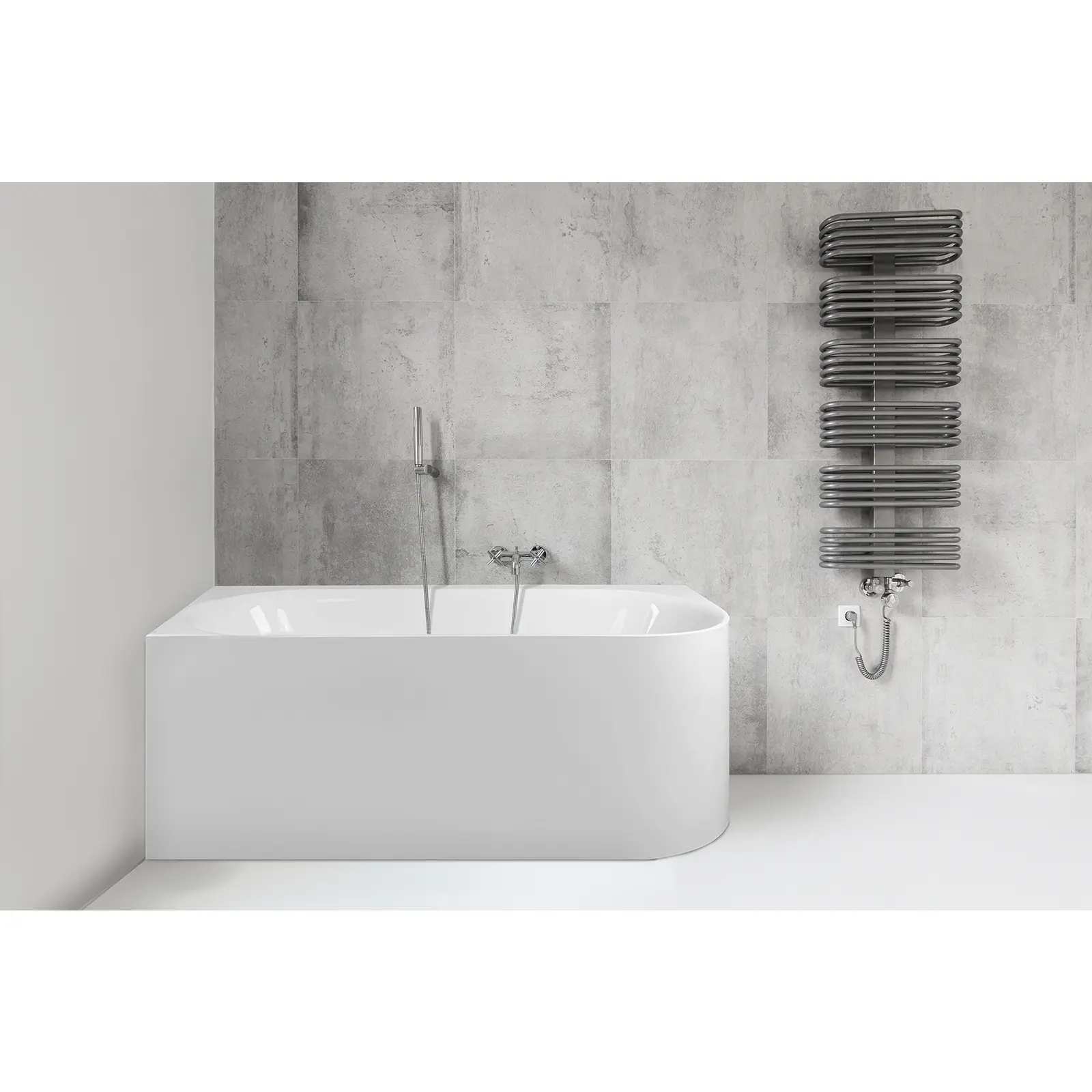 Eine moderne, weiße Badewanne mit abgerundeten Kanten steht vor einer grauen Fliesenwand. Neben der Badewanne befindet sich ein vertikaler Handtuchheizkörper aus metallischen, geschwungenen Röhren.