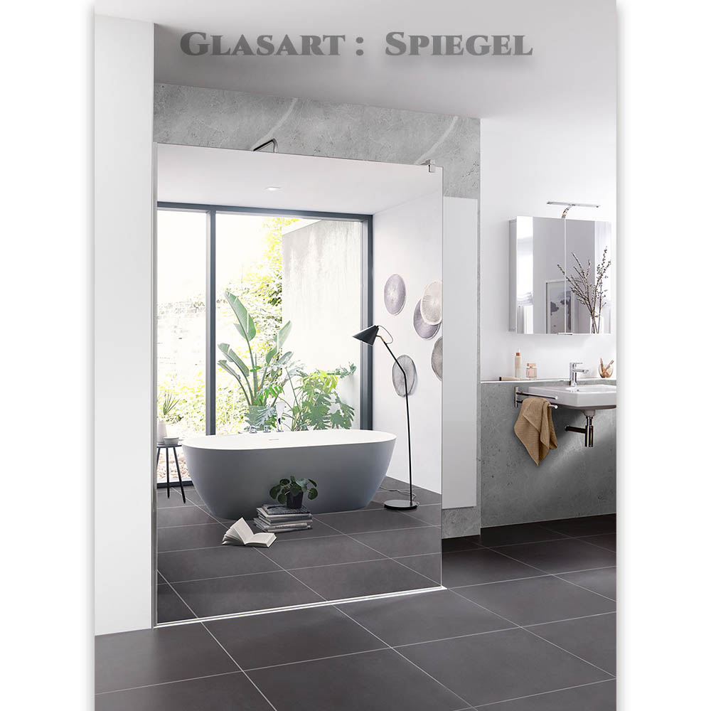 Ein großer Wandspiegel reflektiert einen modernen Badezimmerbereich mit einer freistehenden Badewanne, Pflanzen und einem eleganten Stehlampe. Fliesenboden in dunkler Farbe ergänzt die stilvolle Atmosphäre. -GLASART: SPIEGEL- ist als Text zu sehen.