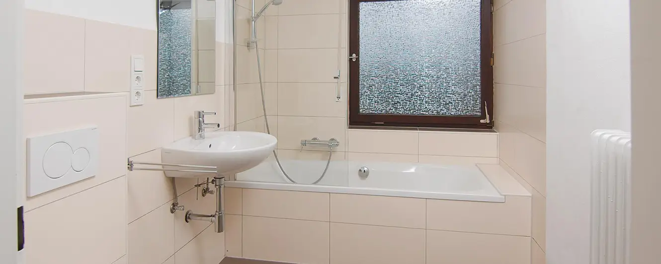Bad vorher mit alten Fliesen vor der RenoDeco Wandverkleidung