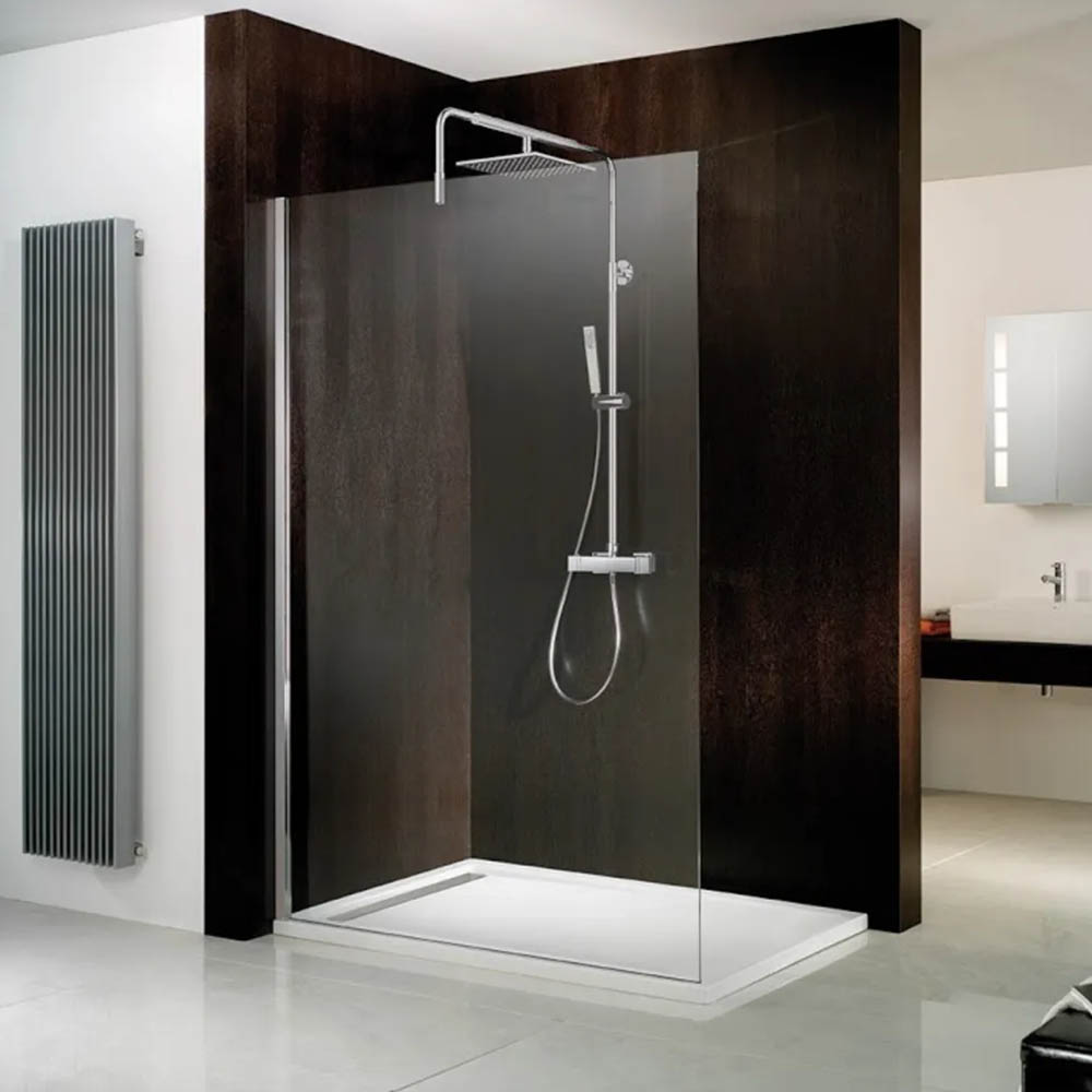 Glas-Dusche mit verchromter Regendusche und Handbrause. Die Rückwand ist dunkelbraun, daneben ein senkrechter Heizkörper. Der Boden ist hell und die Gesamtumgebung wirkt modern und elegant.