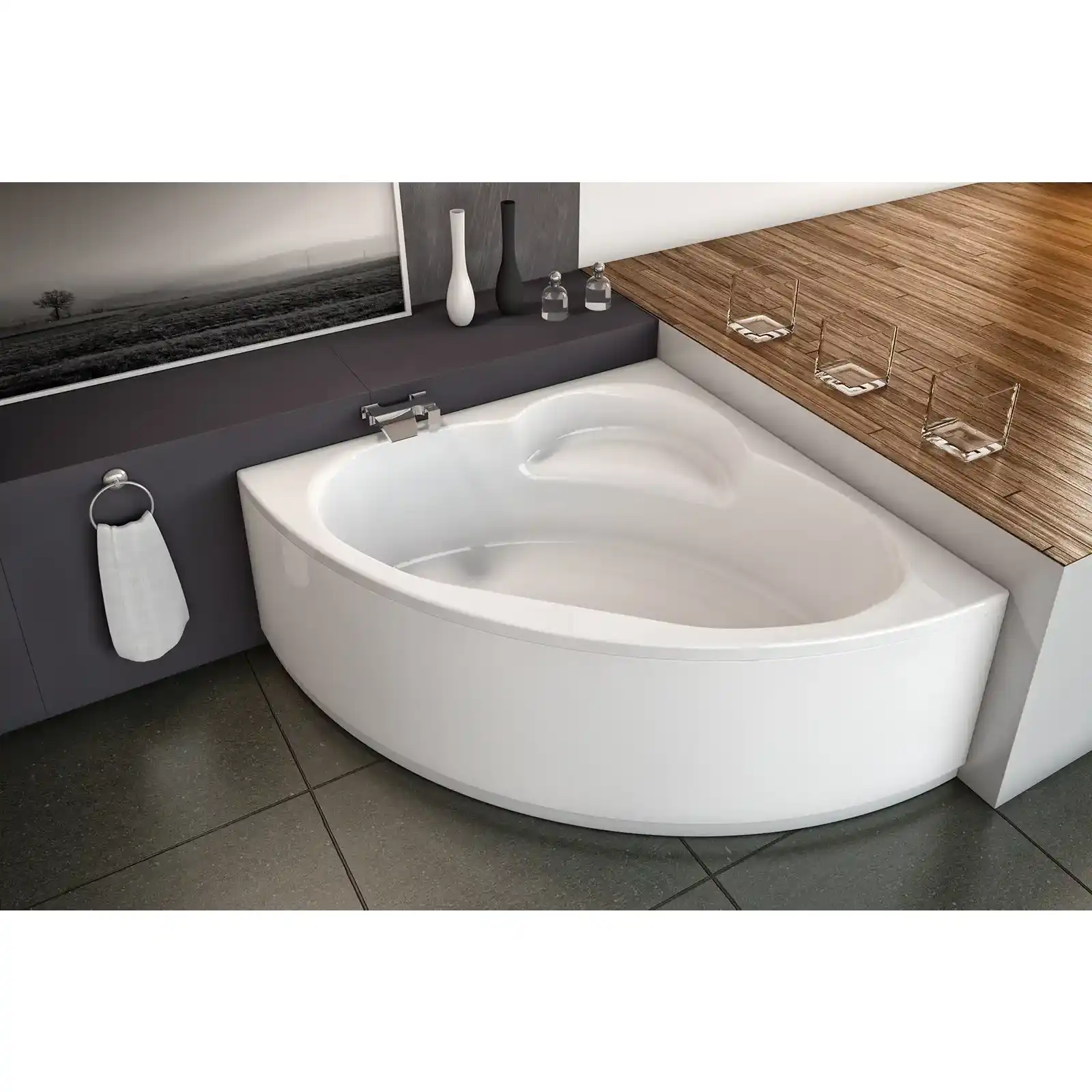 Eine weiße Eckbadewanne ist mit einer modernen Armatur ausgestattet und steht in einem minimalistischen Badezimmer. Neben der Wanne befindet sich eine Holzablage mit Gläsern und einem Handtuchhalter.
