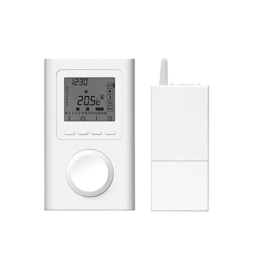 Ein weißes Thermostat mit digitalem Display zeigt die Temperatur von 20,5 °C und die Uhrzeit an. Daneben befindet sich ein separates, ebenfalls weißes Modul. Der Hintergrund ist schlicht.