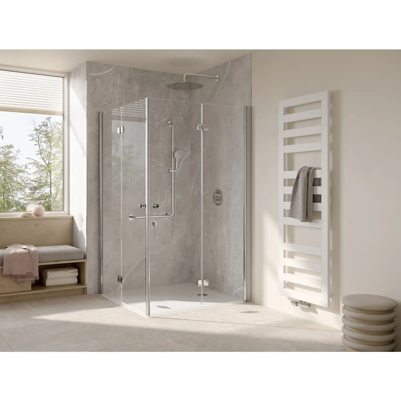 Die Duschkabine besteht aus klaren Glaswänden, mit verchromten Armaturen und einer Regenbrause. Der Raum hat helle Fliesen, ein Fenster mit Ausblick und einen Handtuchhalter. Links steht eine Holzbank mit Handtüchern.