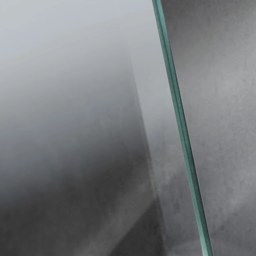 Ein dünnes, klares Glaspaneel steht vertikal und zeigt eine kühle, glatte Oberfläche. Der Hintergrund ist unscharf und hellgrau, was dem Objekt einen modernen und minimalistischen Look verleiht.