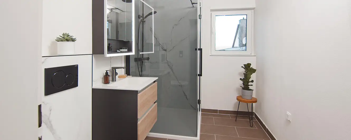 Bad nachher mit HSK RenoDeco Wandverkleidung