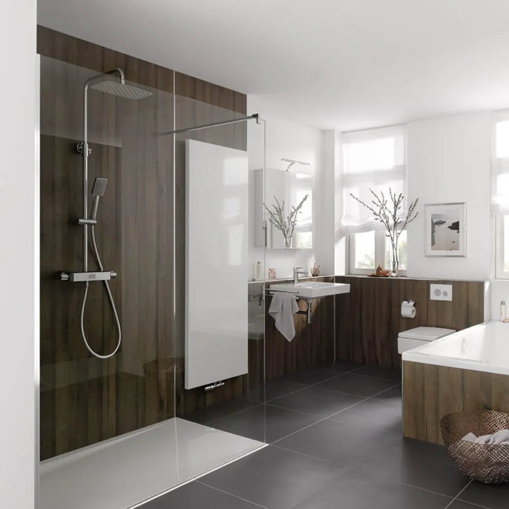 Ein modernes Badezimmer mit einer bodenebenen Dusche, einem großen Duschkopf und Handbrause. Die Wände sind mit Holz verkleidet, und es gibt helle Fenster, Waschbecken und eine freistehende Badewanne. Der Boden ist dunkel gefliest.