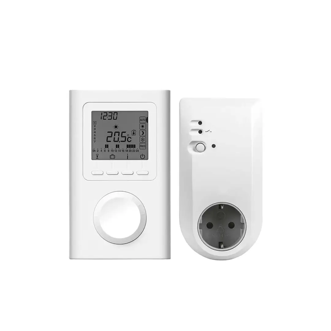 Ein digitales Thermostat mit einem großen Display, das die Temperatur und Uhrzeit anzeigt, sowie einem Drehregler. Es ist mit einer weißen Steckerbuchse verbunden und befindet sich vor einem neutralen Hintergrund.