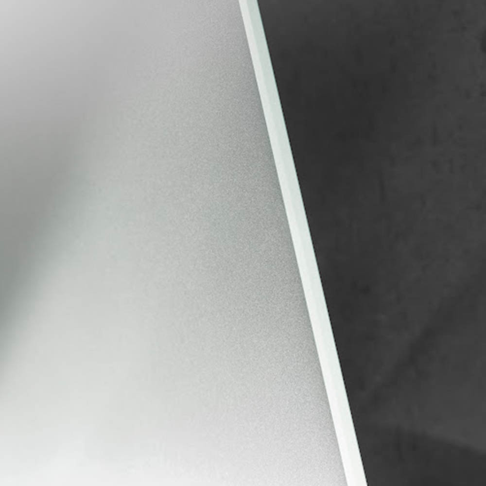 Ein glattes, glänzendes Kantenprofil aus Glas zeigt eine helle, matte Oberfläche. Der Hintergrund ist dunkel, wodurch der Kontrast zwischen den Materialien verstärkt wird.