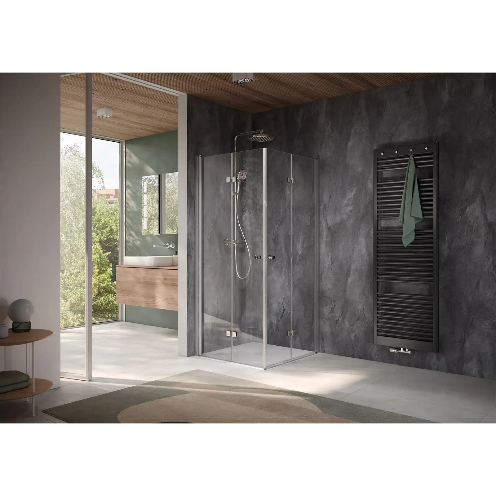 Eine transparente Duschkabine steht in einem modernen Badezimmer mit grauen Wänden. Daneben befindet sich ein schwarzer Handtuchheizkörper, während ein Waschbecken und Fenster im Hintergrund sichtbar sind. Der Boden ist hell und die Beleuchtung ist sanft.