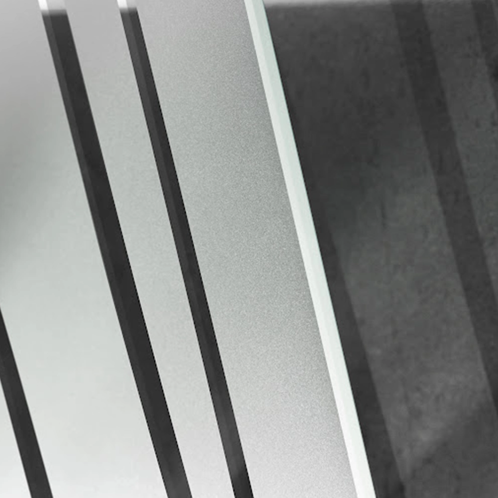 Verschiedene Glasplatten mit unterschiedlichen Oberflächenstrukturen sind in einem schlichten, modernen Design angeordnet. Der Hintergrund ist in neutralen Grautönen gehalten, was einen minimalistischen Eindruck vermittelt.