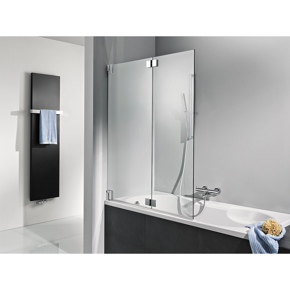Das Bild zeigt eine moderne Badewanne mit einer transparenten Glasduschabtrennung. Neben der Badewanne befindet sich ein eleganter Handtuchhalter mit einem blauen Handtuch. Der Hintergrund ist schlicht und hell gestaltet.