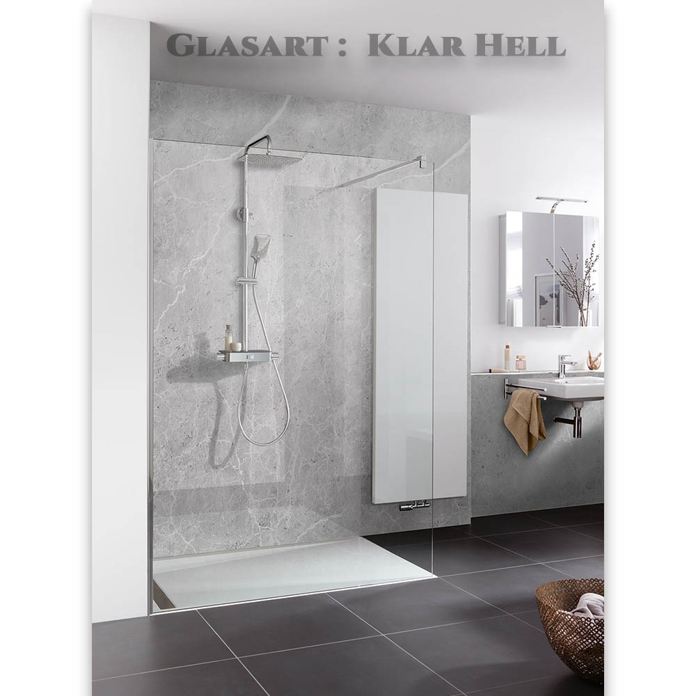 Eine moderne Dusche mit klaren Glaselementen und einem grauen Steinmuster im Hintergrund. Ein Handbrause-System und eine Ablagefläche sind sichtbar. Der Boden ist mit dunklen Fliesen ausgelegt. Der Schriftzug -GLASART: KLAR HELL- ist oben zu sehen.